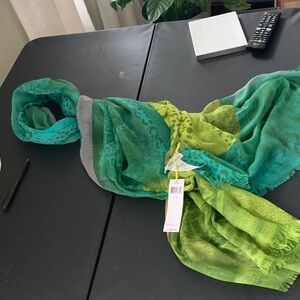 BCBG Elegant Green Scarf
W/ large tiger imprints throughput